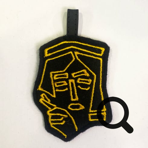 Filz Anhänger klein Xore schwarz-gold beidseitig bestickt