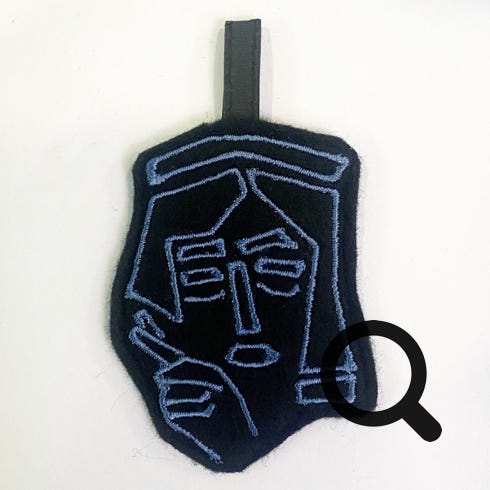 Filz Anhänger klein Xore schwarz-blau beidseitig bestickt