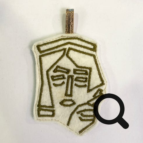 Filz Anhänger klein Xore weiss-oliv beidseitig bestickt