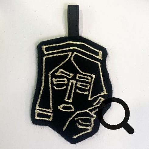 Filz Anhänger klein Xore schwarz-ecru beidseitig bestickt